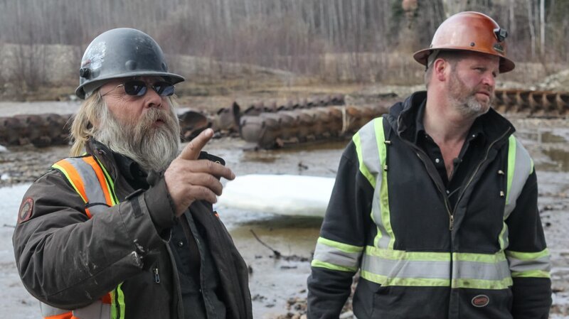 Tony Beets and Sheamus Christie looking at the dredge. – Bild: Discovery Channel /​ Discovery Communications
