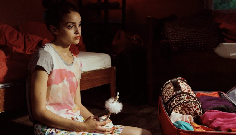 Die Spieluhr weckt alte Erinnerungen in Patrizia (Luise Befort). – Bild: WDR/​WDR/​Andrea Hansen