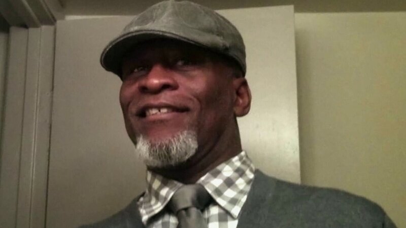 Der Geschäftsmann Maurice Byrd wird erschossen in seinem Haus aufgefunden. Der überraschende Besuch eines Fremden, der an seiner Beerdigung teilnimmt, führt die Ermittler auf eine unerwartete Fährte … – Bild: SUPER RTL /​ Beverly McColm