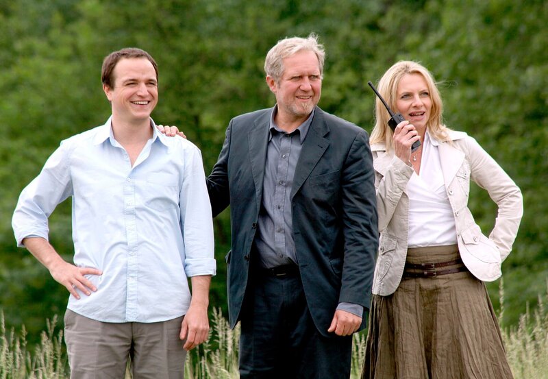 Thomas (Harald Krassnitzer, Mitte), Paul (Achim Schelhas, links) und Claudia (Susanne Michel, rechts) schauen zu, wie Blasius’ Kleinflugzeug zum Rundflug startet. – Bild: ARD/​ARD/​ORF/​Petro Domenigg