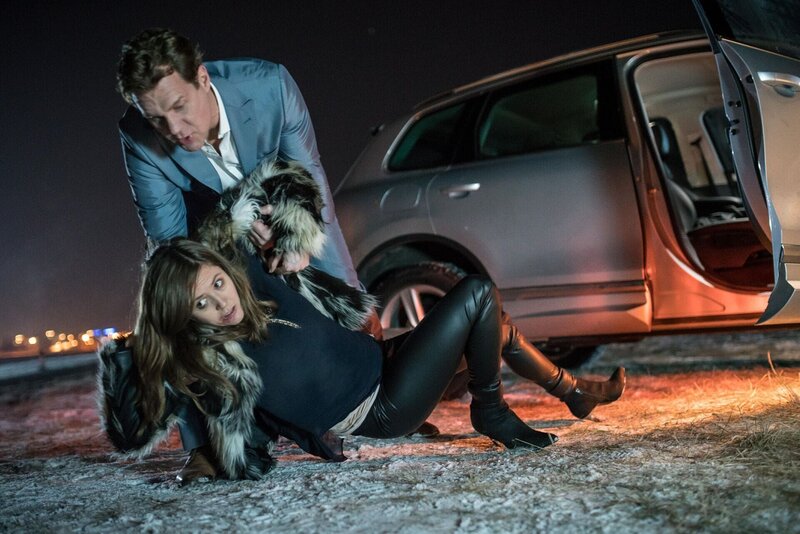 Zwischen dem Politikberater Dr. Lars Möller (Thomas Heinze, stehend) und seiner Geliebten, der Schauspielerin Hannah Falck (Emily Cox, liegend), kommt es zum erbitterten Streit. – Bild: ZDF