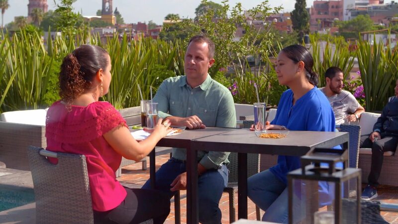 Ezra verlegt sein Immobilien-Büro von Los Angeles nach Mexiko, wo er in Zukunft mit seiner Frau Sheryl arbeiten wird. Einen ersten Einblick in den Immobilienmarkt erhalten sie, als sie ein Haus für sich selbst suchen. Wer als Makler ein neues Zuhause sucht, ist im Vorteil. Nur: Die beiden sind neu im Land. Beide müssen viel lernen, bevor sie in ihr neues Leben starten können. – Bild: HGTV