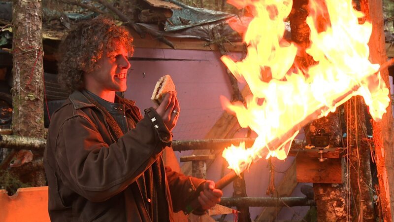 Matt Brown, a sandwich, and a flaming sword. – Bild: Discovery Communications