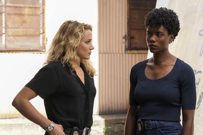 Special Agent Nina Chase (Shantel VanSanten, l.); Special Agent Tiffany Wallace (Katherine Renee Kane, r.) – Bild: 2022 CBS Broadcasting Inc. All Rights Reserved. /​ David M. Russell Lizenzbild frei