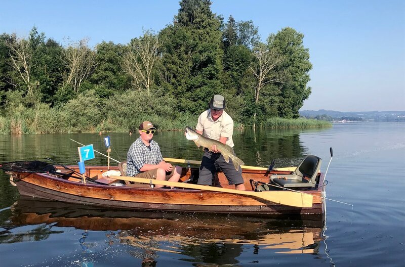 Jürgen Schmid angelt sich seinen Fisch gerne selbst aus dem Waginger See. – Bild: BR/​Tangram International