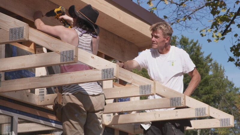 A group of off-grid enthusiasts build a 300-square-foot bungalow. – Bild: Discovery Channel
