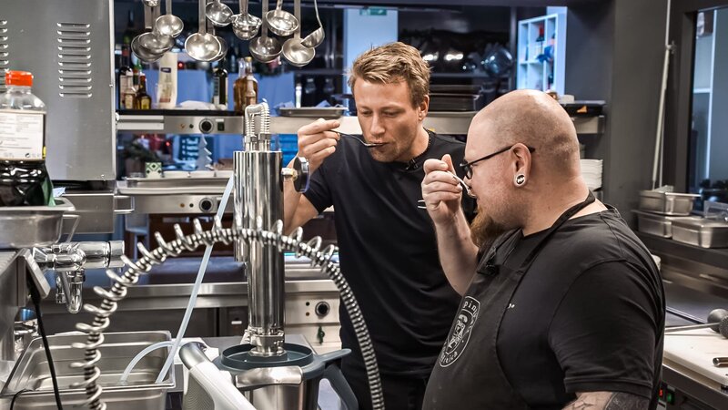 Maximilian Groß (l.) – Bild: Warner Bros. Discovery