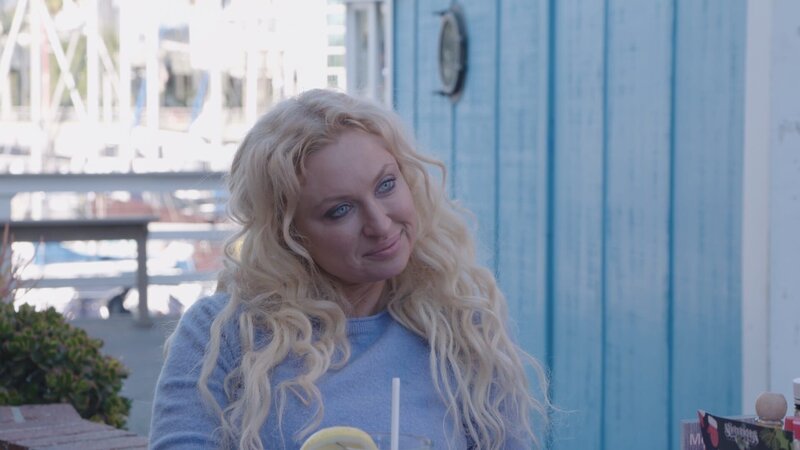 Natalie smiles while listening to Josh in a restaurant – Bild: Warner Bros. Discovery, Inc. or its subsidiaries and affiliates