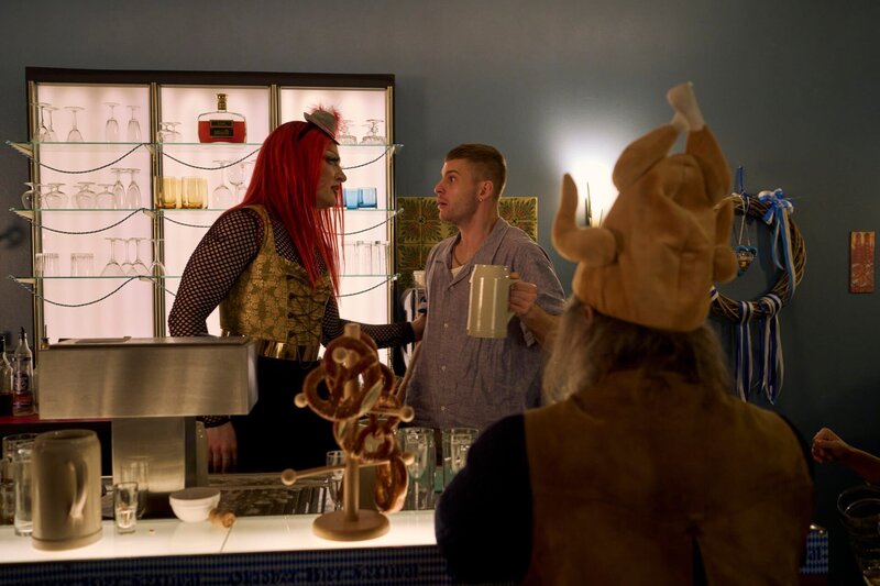 Rafael (Ben Felipe, M.) verliert die Hoheit über seine Bar und so nimmt das Schicksal seinen Lauf. – Bild: Frank Dicks /​ ZDF