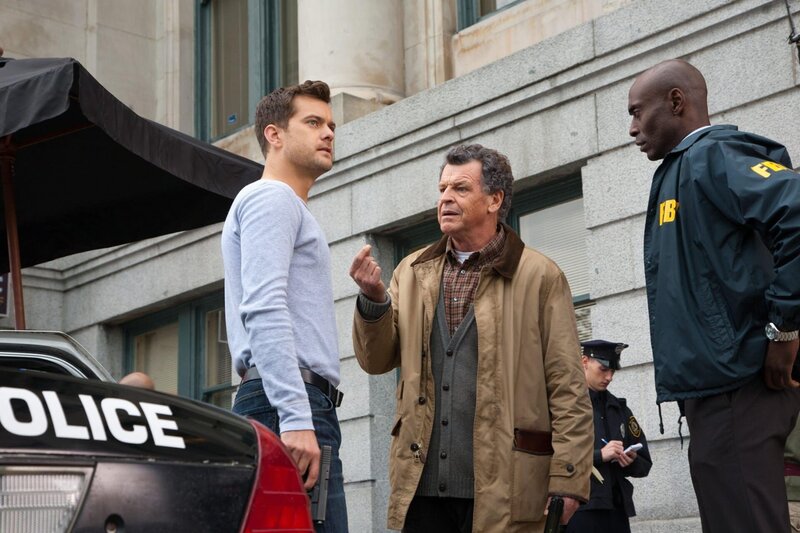 Peter Bishop (Joshua Jackson, l.), Dr. Walter Bishop (John Noble, m.), Phillip Broyles (Lance Reddick, r.) – Bild: PLURIMEDIA (Warner Bros)