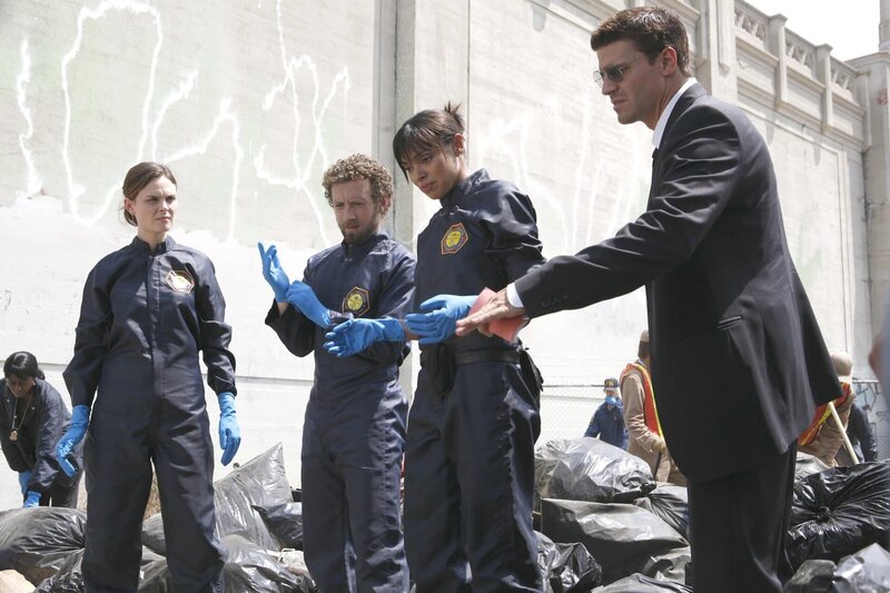 Dr. Brennan, Dr. Hodgins, Camille und Booth. – Bild: Universal TV