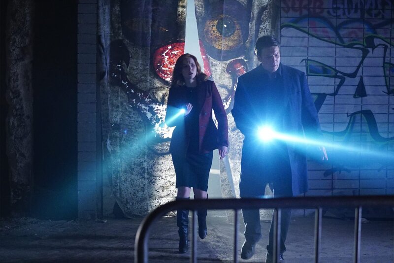 Da Castle (Nathan Fillion, r.) und Beckett offiziell immer noch getrennte Wege gehen, hilft Alexis (Molly C. Quinn, l.) ihrem Vater bei den Ermittlungen in Sachen professionelles A cappella … – Bild: 2015 American Broadcasting Companies, Inc. All rights reserved. /​ Richard Cartwright Lizenzbild frei