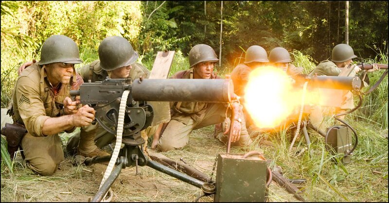 Der Kampf auf Guadalcanal geht weiter – es gilt, das Flugfeld Henderson Field zu verteidigen, das die Japaner zurückerobern wollen. Die Situation wird für die Marines immer prekärer: „J.P.“ Morgan (Joshua Bitton, l.) und John Basilone (Jon Seda, 3.v.l.) … – Bild: COOPER – 1
