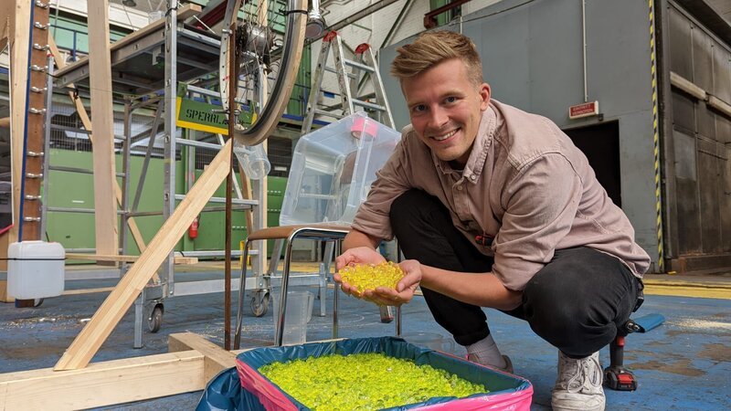 Christian testet die gelben Glibberperlen, die für die verstärkte Fettproduktion in den Talgdrüsen stehen. – Bild: WDR