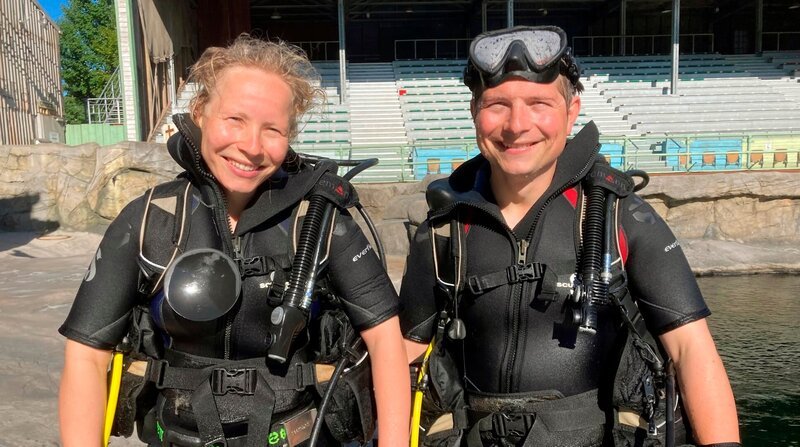 Jasmin und Bene steigen in ihre Tauchausrüstung und rücken dem grünen Belag zu Leibe. – Bild: NDR/​Doclights/​Jeannine Apsel