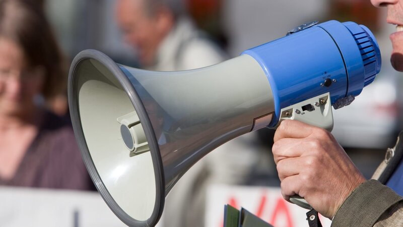 Close up of a megaphone during a demonstration. RAW-file developed with Adobe Lightroom. – Bild: Andyworks