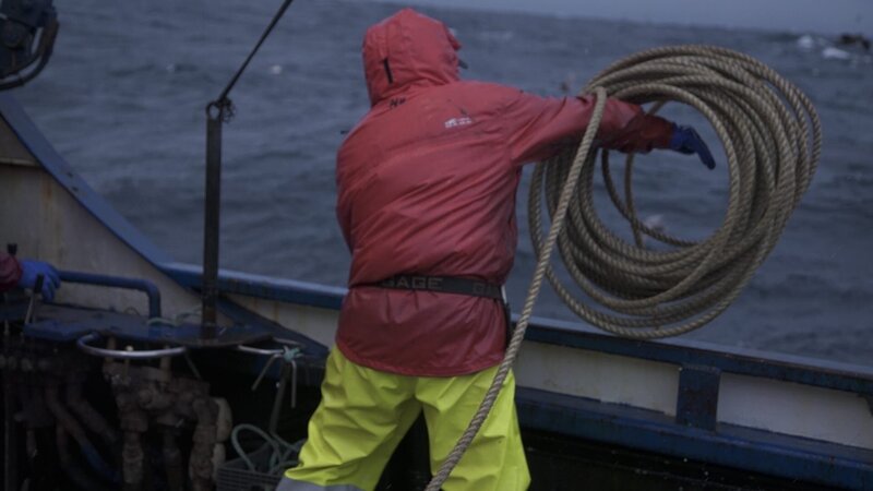A deckhand on the Northwestern throws lines overboard. – Bild: Discovery Channel /​ Discovery Communications