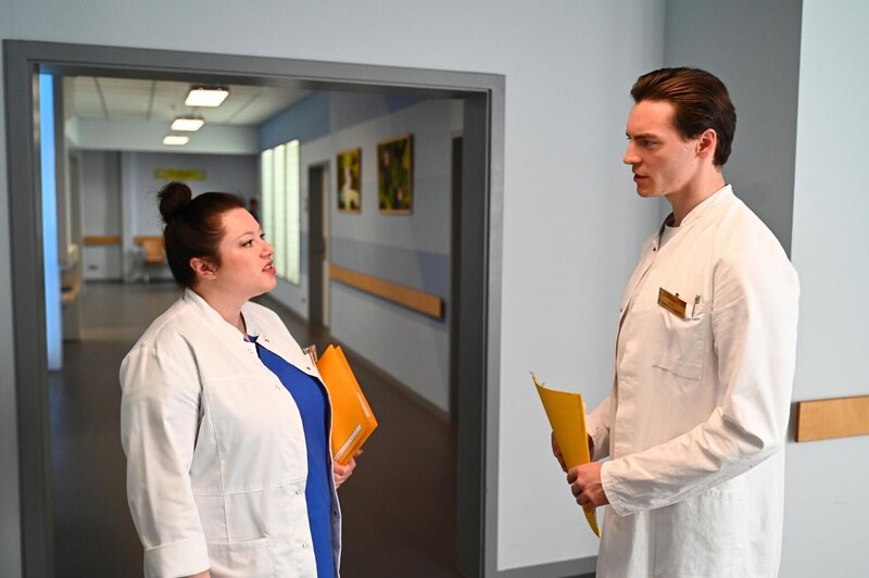 Vanessa (Julia Augustin) lässt Johannes (Maximilian Schneider) diplomatisch auflaufen. – Bild: RTL /​ Julia Feldhagen /​ Tödliche Intrige