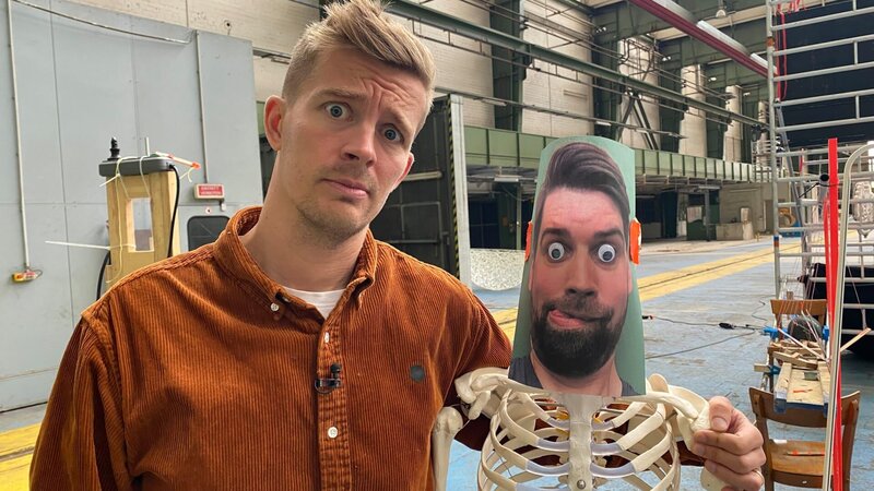 Wie immer hat Christian tatkräftige Unterstützung beim Aufbau der „KettenreAh!ktion“. – Bild: WDR