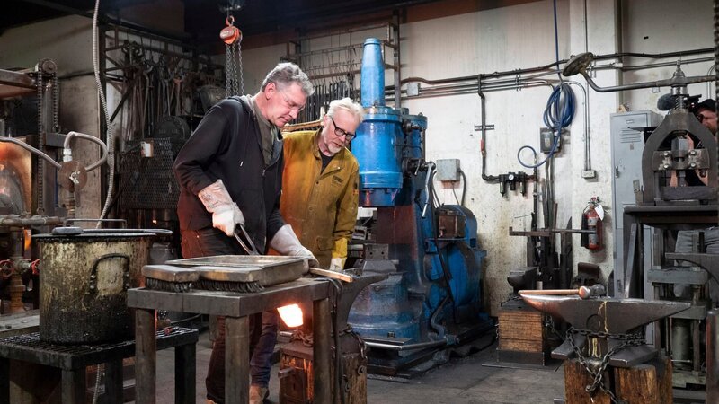 Jeff Pringle works with Adam Savage to teach him how to best craft his sword. – Bild: Discovery Communications, LLC