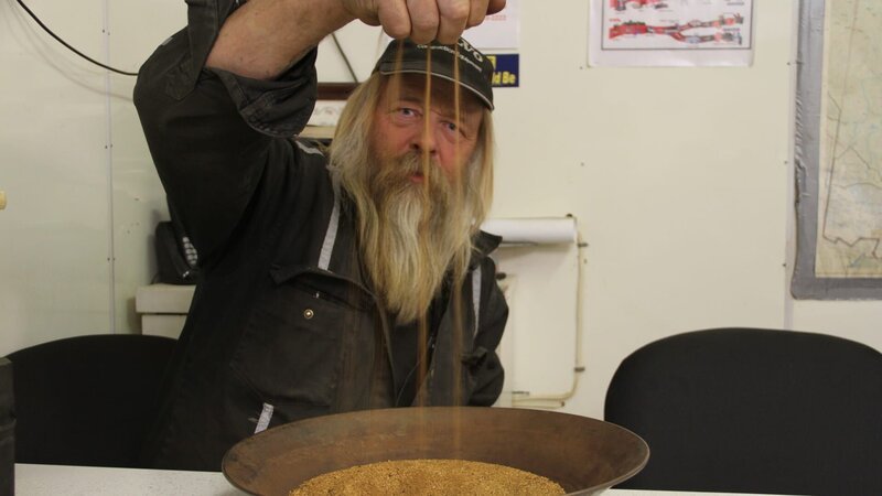 Tony Beets looks at the gold. – Bild: Discovery Channel (ROMA)