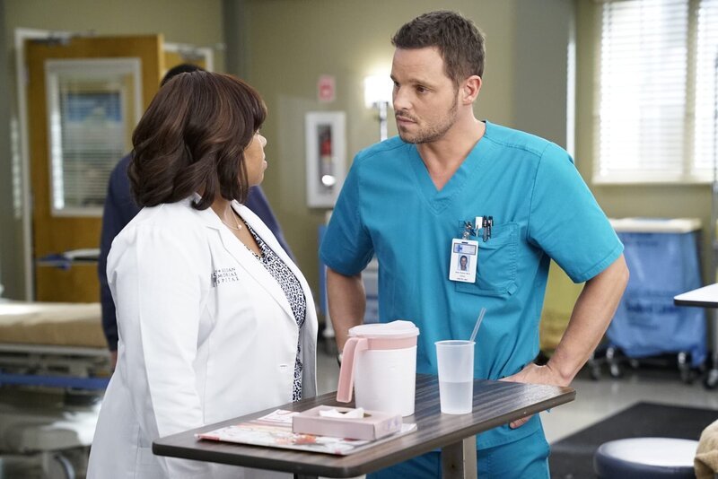 Während im Krankenhaus um das Leben der Patienten gekämpft wird, wird Bailey (Chandra Wilson, l.) von Catherine unter Druck gesetzt, eine Entscheidung bezüglich Alex (Justin Chambers, r.) zu treffen … – Bild: American Broadcasting Companies, Inc. /​ Jennifer Clasen