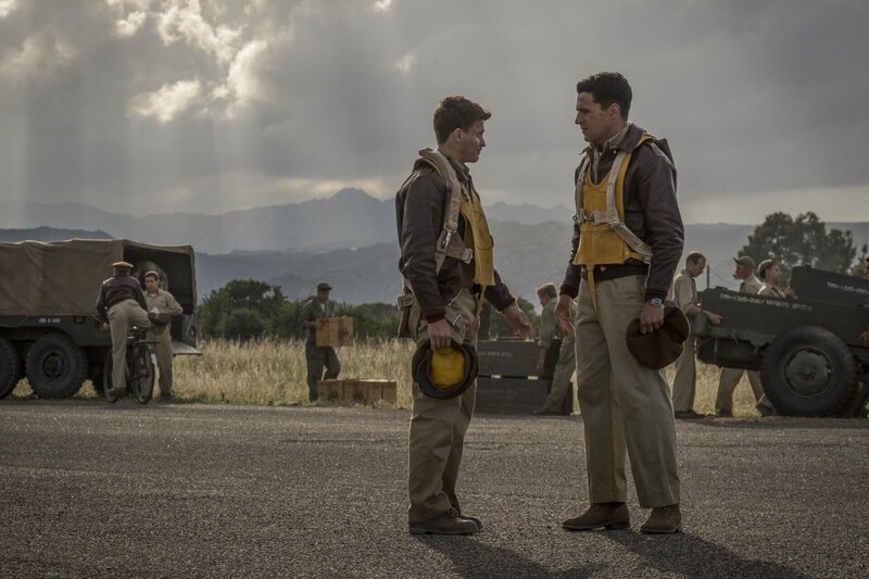 McWatt (Jon Rudnitsky, l.); Yossarian (Christopher Abbott, r.) – Bild: © 2019 Hulu /​ Philippe Antonello