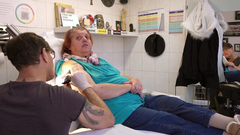 Carmen bekommt ihr Wunschmotiv, eine Löwenmutter mit sechs Löwenkindern, jeweils mit den Namen ihrer Sprösslinge versehen, unter die Haut gestochen. – Bild: RTLZWEI – Recht zum Abdruck/​Darstellung zeitlich/​sachlich beschränkt auf die Bewerbung der Sendung