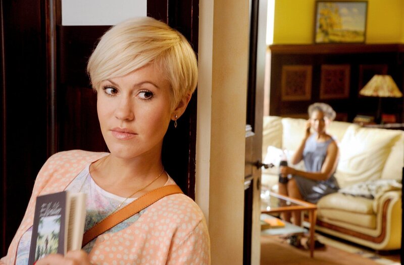 Klara (Wolke Hegenbarth, l.) entdeckt Fontanes „Ellernklipp“-Roman bei Miriam Reichenbach (Cynthia Micas, r.) und belauscht Miriams Telefonat mit ihrem Bruder Lukas. – Bild: ARD/​Hardy Spitz