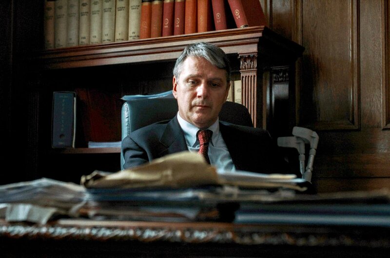 Der serbische Ministerpräsident Zoran Đinđić (Dragan Mićanović) steht vor der komplexen Aufgabe, sein Land nach dem Krieg zu einen. – Bild: This and That Productions