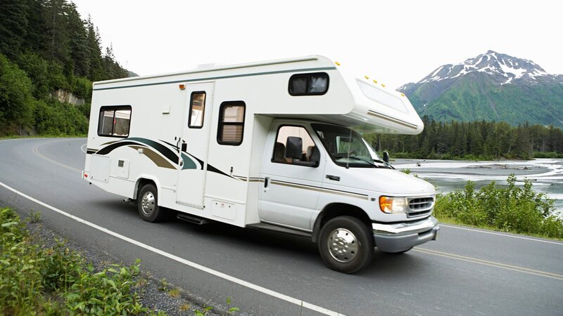 USA, Alaska, recreational vehicle driving on road, side view – Bild: Discovery Channel