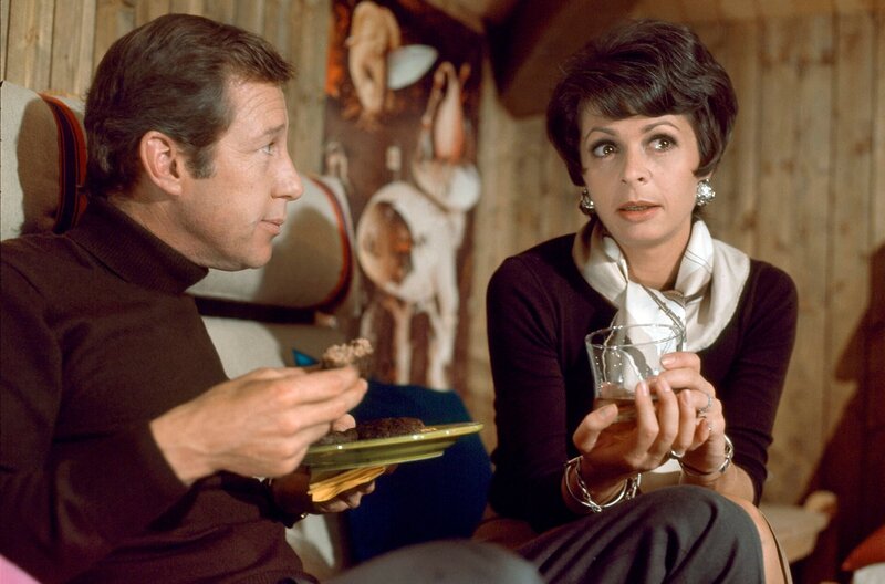 Im Park wird die junge Irene Lersch tot aufgefunden. Die Obduktion ergibt, dass das Mädchen mit Zyankali vergiftet wurde. Wahrscheinlich wurde ihr das Gift über einen bitter schmeckenden Drink verabreicht. Kommisar Haferkamp (l, Hansjörg Felmy) bespricht den Fall mit seiner Ex-Frau (Karin Eickelbaum) – Bild: WDR/​Bavaria