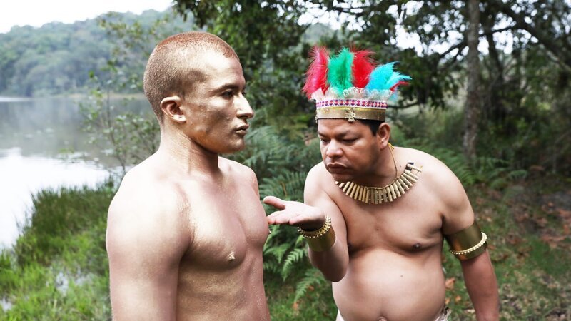 A medicine man applying the gold dust to the Golden King. – Bild: Discovery Communications, LLC