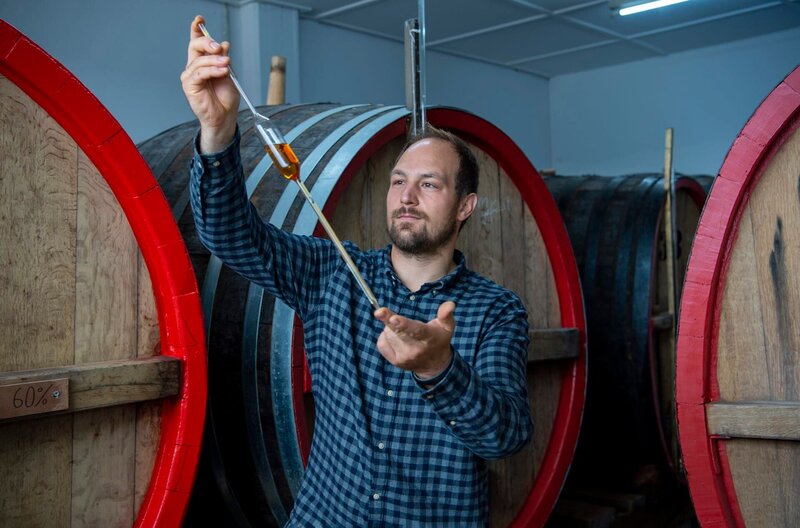 Gastgeber Benedikt Böcker (Foto) möchte gemeinsam mit seinem 26-jährigem Bruder Julius eine über 170 Jahre alte Tradition wieder verstärken: das Brennen. Mit viel Leidenschaft tüfteln sie an neuen Rezepturen und Brennverfahren für Whisky und Gin. – Bild: WDR/​Melanie Grande
