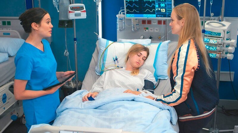 Rebecca (Milena Straube, l.) erkennt, wie sehr Luisa (Sarah Buchholz, M.) psychisch unter ihrem Zustand leidet und wie sehr ihre liebevolle Mutter Vera Fuchs (Anne Kanis, r.) von irrationalen Schuldgefühlen geplagt ist. – Bild: WDR/​ARD/​Jens-Ulrich Koch