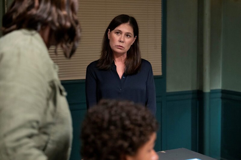 LAW & ORDER -- „Report Card“ Episode 24005 -- Pictured: Maura Tierney as Lt. Jessica Brady -- (Photo by: Virginia Sherwood/​NBC) – Bild: NBCUniversal /​ UNIVERSAL