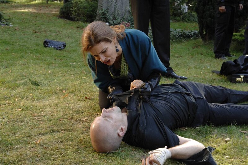 Natascha (Franziska Matthus, l.) begreift, dass Gerrit (Lars Löllmann, r.) sein Geheimnis um Jonas und Annas Aufenthaltsort mit ins Grab genommen hat … – Bild: SAT.1 /​ Claudius Pflug