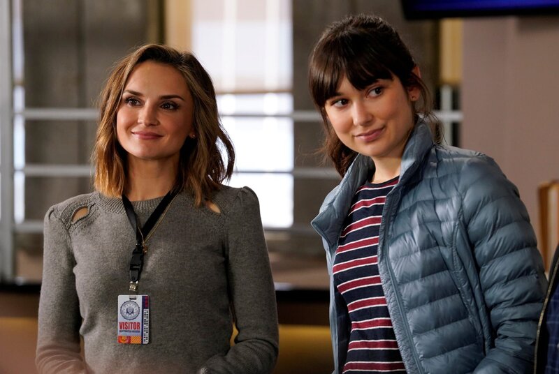 (v.l.n.r.) Maxine (Rachael Leigh Cook); Eloise Brenner (Annamarie Kasper). – Bild: Cliff Lipson /​ Disney