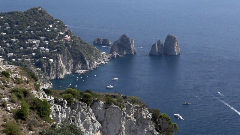 In der Bucht von Neapel liegen wunderschöne Inseln, von denen die bekannteste das mythische Capri ist. – Bild: ORF/​Ampersand