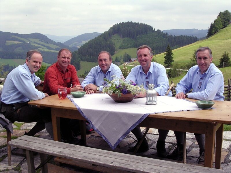 Harry Prünster mit den Stoakogler. – Bild: ORF/​ORF Steiermark/​Gerd H. Zengerer