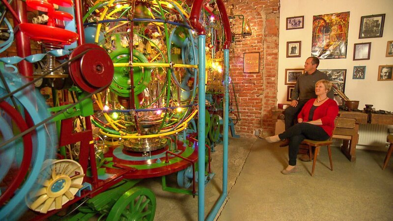 Franz Gsellmann mit seiner Frau vor der Weltmaschine. – Bild: ORF/​pre tv