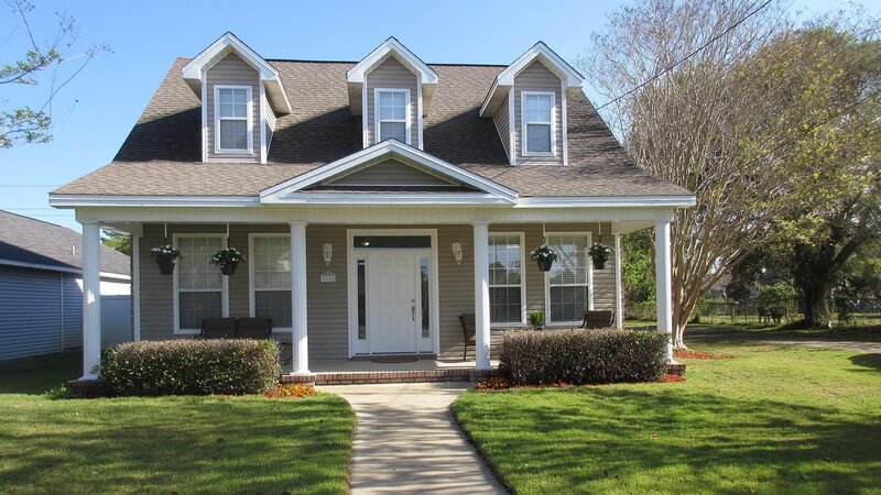 This beautiful Cape Cod in Destin, Florida has great curb appeal and price, and homebuyers Tim and Ksenia like the style, but it is not on the beach, has no pool, and there are less bedrooms than they hoped for, featured as they tour for HGTV’s House Hunters. – Bild: HGTV/​Scripps Networks, LLC.
