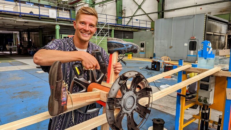 Mit diesem „Rad“ will Christian in der „KettenreAh!ktion“ feine Hörsinneszellen aktivieren. – Bild: WDR