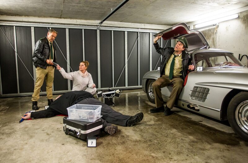 L-R: Franz Hubert (Christian Tramitz), Dr. Anja Licht (Karin Thaler), Johannes Staller (Helmfried von Lüttichau) – Bild: ARD/​TMG/​Chris Hirschhäuser