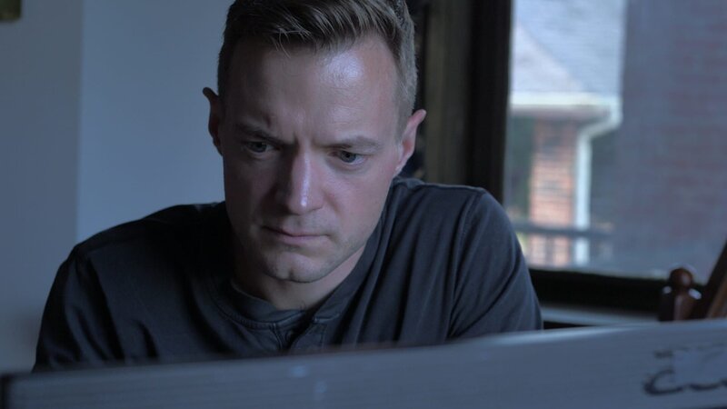 Adam Berry reviews security footage, as seen on Travel Channel’s Kindred Spirits. – Bild: Travel Channel. /​ Scripps (Focus);TKSP301_PRODUCTI /​ © 2019, Travel Channel, L.L.C. All Rights Reserved.
