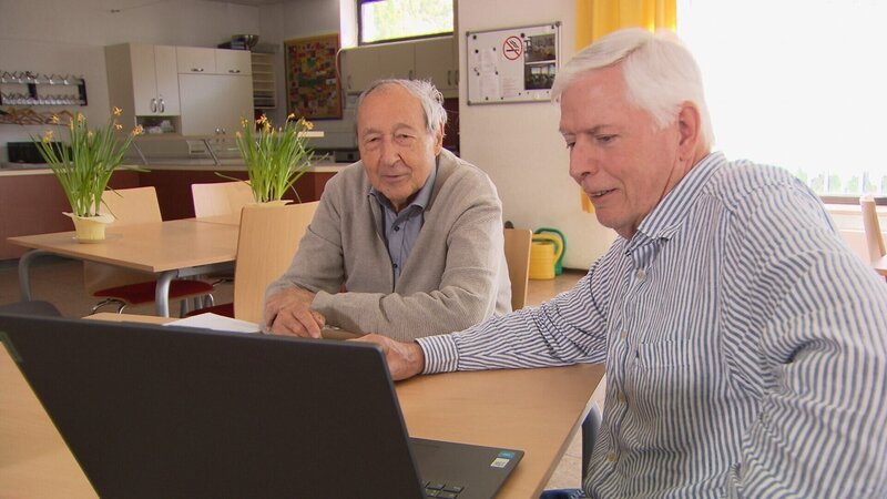 Altpfarrer Hans Fischer und Helmuth Kolbe, ehemalige Nicaragua-Unterstützer in der Pfarre Akkonplatz in Wien. – Bild: ORF