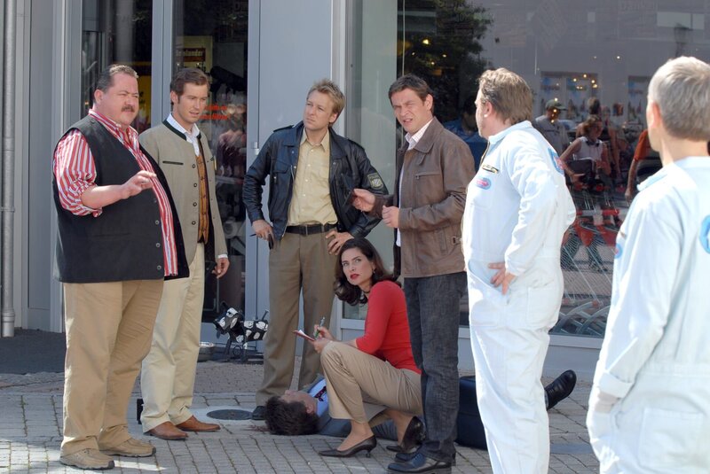 Die beiden Fensteputzer Robert Hlzl (Heinrich Schmieder (r.) und Karl Lauer (Andreas Vitus geiss, 2.v.r.) knnen den Cops Christian Lind (Tom Mikulla, 3.v.r.) und Korbinian Hofer (Joseph Hannesschlger, l. mit Stefan Murr und Max Mller) ers – Bild: ORF 2