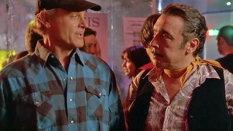 Don Matteo und Maresciallo Cecchini haben sich fuer das Konzert der Band Crysis in Schale geworfen (Nino Frassica, Terence Hill, v.r.). – Bild: Bibel TV