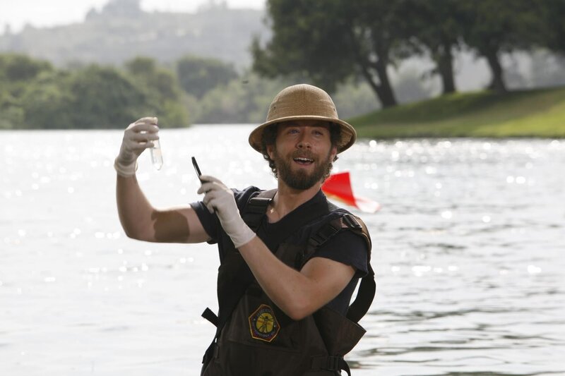 In der Delaware-Bucht wird eine recht verweste Wasserleiche angespült. Auf Brennans Wunsch hin untersuchen Hodgins (T.J. Thyne) und der Rest des Teams den Fundort genauer. – Bild: port.hu