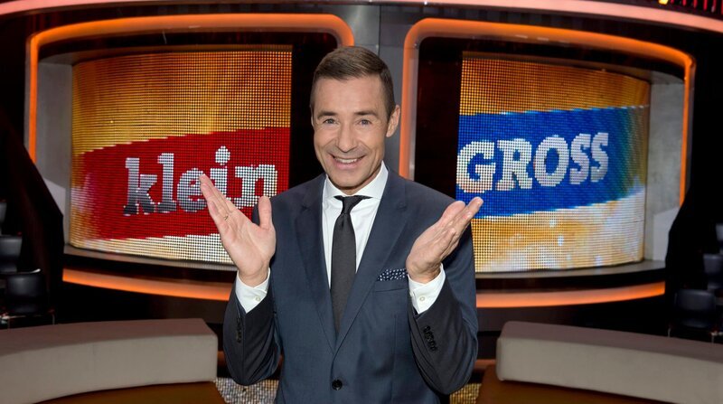 Moderator Kai Pflaume führt durch die Sendung „Klein gegen Groß – Das unglaubliche Duell“. – Bild: BR/​NDR/​Thorsten Jander/​Thorsten Jander